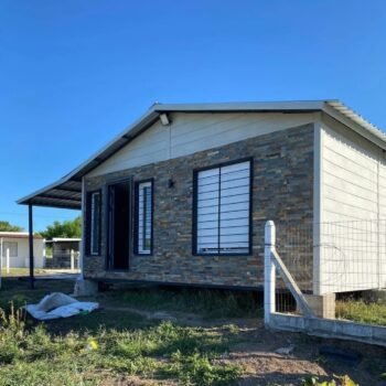 Son dos contenedores de 20 pies HC y prefabricado de 4,0m con un total de 54 m2